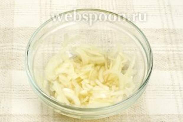 1 небольшую луковицу порезать тонкими полукольцами, залить уксусом (лучше яблочным) и оставить на 10-15 минут.