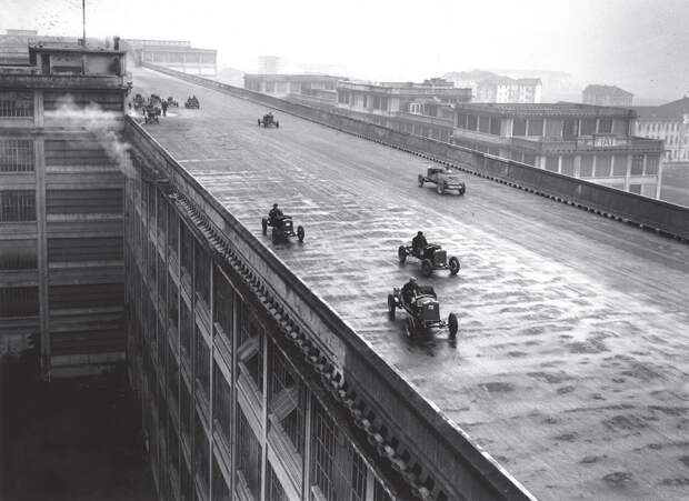 Рабочие «Фиата» участвуют в гонке на крыше первого завода компании в Турине, Италия, 1923