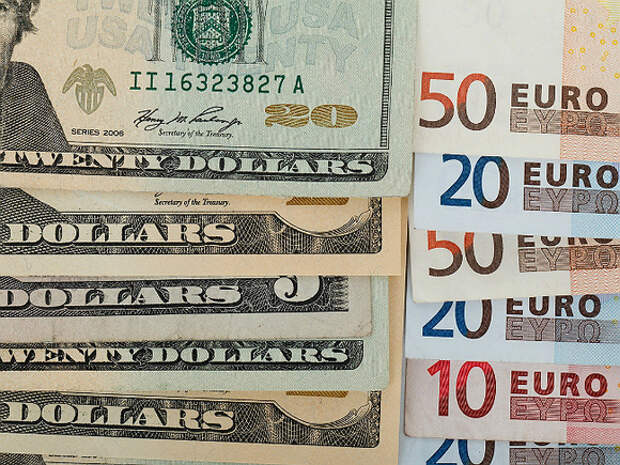 Рубль в ходе торгов уступает доллару, но выигрывает у евро