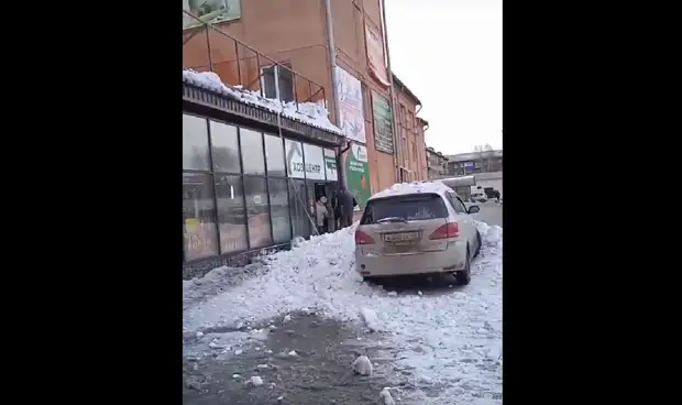 В Кузбассе упавшая с крыши “шапка” снега завалила автомобиль и обрушила потолок в магазине
