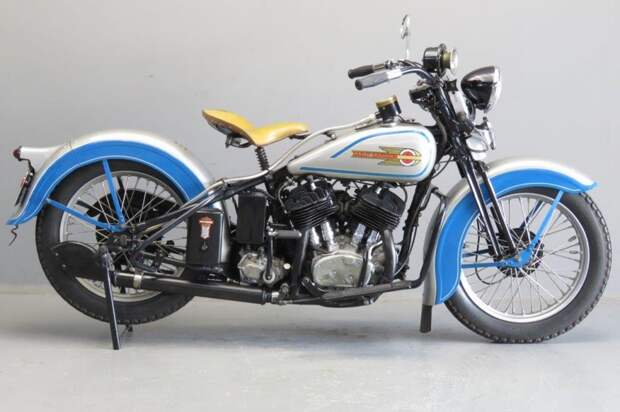 Старинный мотоцикл Harley Davidson VL1200 1936