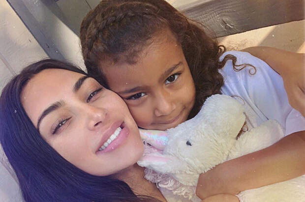 Сюрприз на Рождество: Ким Кардашьян и Канье Уэст подарили дочери Норт куртку Майкла Джексона