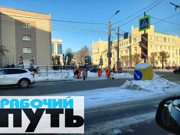 В Смоленске продолжают бороться со снежными завалами