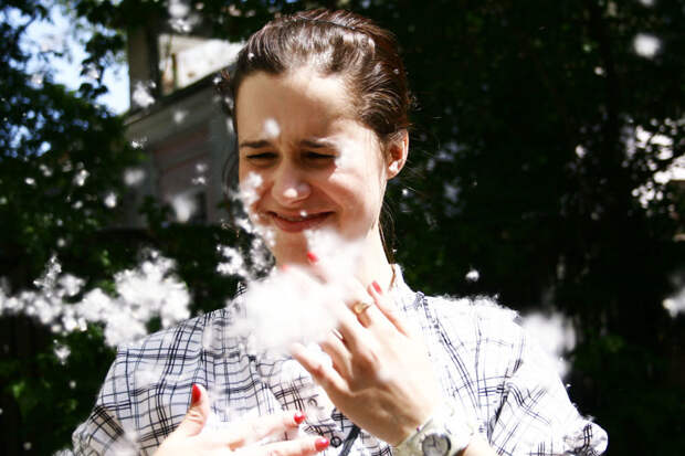 Девушка стряхивает с себя тополиный пух. Фото: Иван Макеев/РИА Новости