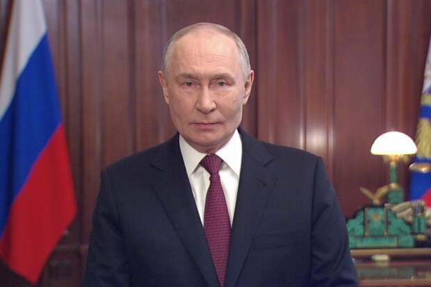Путин поздравил россиян с Днем защитника Отечества