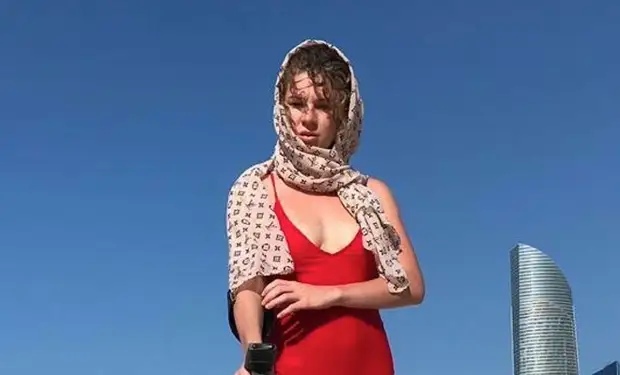 Туристка надела купальник и вышла на поиски золота: с металлоискателем по пляжам Дубая