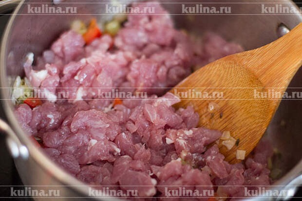 Выложить мясо в кастрюлю к овощам, перемешать.