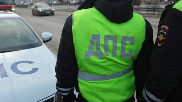 Суд в Барнауле оштрафовал инспектора ДПС на 1 млн рублей и лишил звания из-за взятки