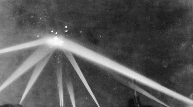 Битва за Лос-Анджелес Ночь 25 февраля 1942 года запомнилась жителям Лос-Анджелеса навсегда. Да и как можно забыть сражение служб ПВО с инопланетянами? Крупные оранжевые шары летали по всему побережью Тихого океана, их видели в Калвер-Сити и Санта-Моники. По объектам над Лос-Анджелесом ПВО выпустили полторы тысячи снарядов — массовое помешательство такого масштаба? Вряд ли.