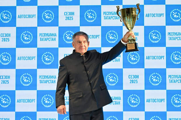 Минниханов удостоен Кубка «За развитие и преданность автомобильному спорту»