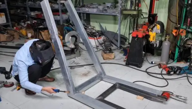 Как сделать гидравлический вилочный погрузчик для мастерской