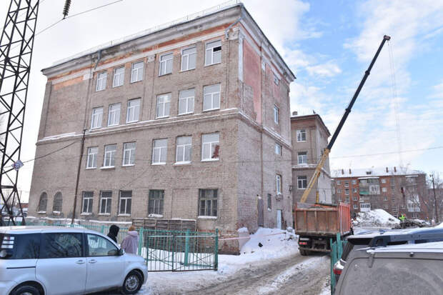 Мэр рассказал, что в Омске может обрушиться здание школы