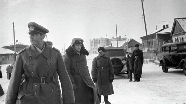 Командующий 6-й немецкой армией фельдмаршал Фридрих Паулюс, взятый в плен советскими войсками, на пути в штаб 64-й армии. Фото: © РИА Новости/Георгий Липскеров