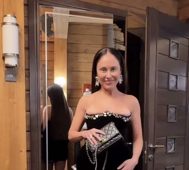 Актриса Илана Юрьева показала себя в платье, которое ее муж назвал вульгарным