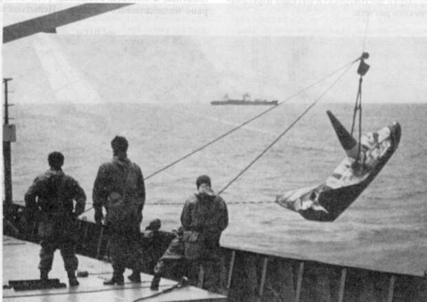 Подъём КК "Космос-1374" на палубу "Ямала". Фото из журнала "Вестник Воздушного Флота", № 2, 2001 г.