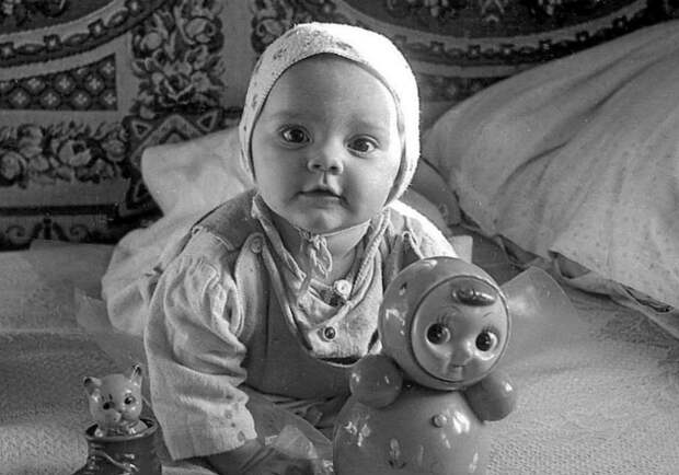 Эта история произошла во времена СССР. Мария забеременела в 15 лет, все были в шоке. Только бабушка ее поддержала и помогла.-4