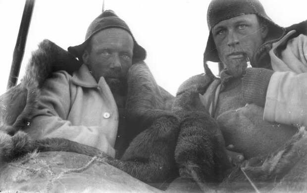 Участники экспедиции Уайлд и Уотсон в палатке Дуглас Моусон, австралия, антарктида, изучение Антарктики, научная экспедиция, полярные исследователи, поход во льдах, фотосвидетельства