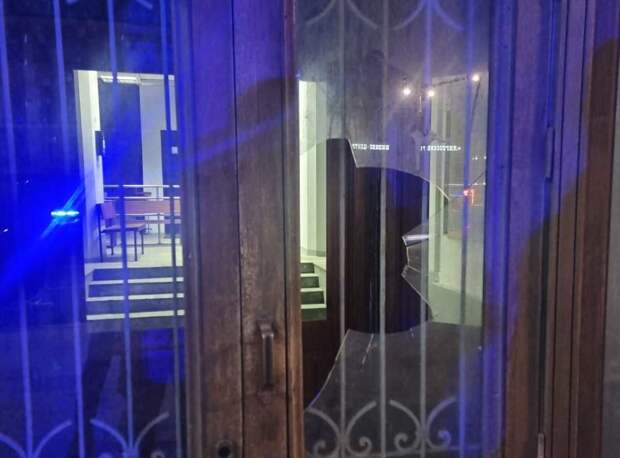 Молодые хулиганы кулаками разбили стекло входной двери театра на Лиговском проспекте