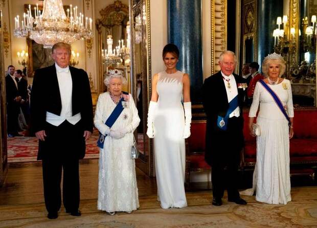 Стильно, строго и со вкусом: наряды Мелании и Иванки Трамп (фото)