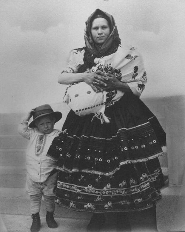Словацкая женщина с детьми, 1910