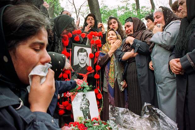 Азербайджанские женщины плачут на могиле солдат, погибших в Карабахе, май 1992 года