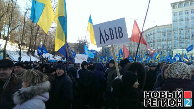 Новый Регион: В центре Киева начались баталии сторонников и противников Януковича – пока что словесные