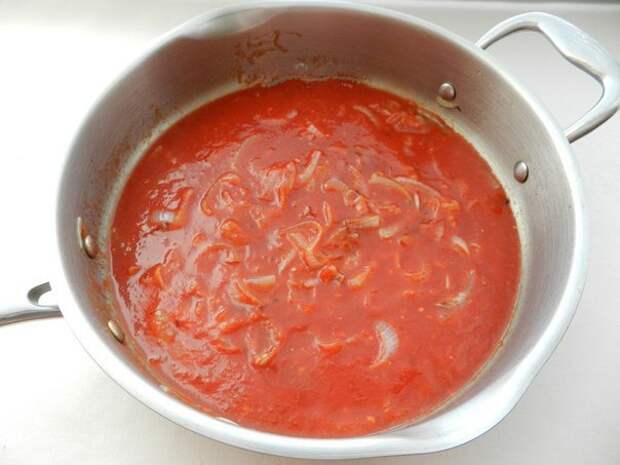 томатный соус на сковороде