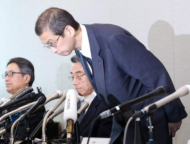 Шигехиса Такада на пресс-конференции приносит извинения 