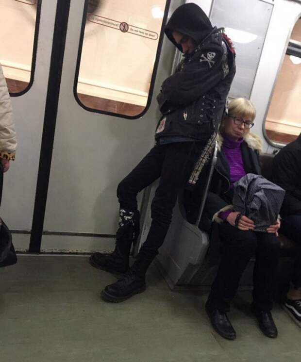 Стиляги в метро (40 фото)