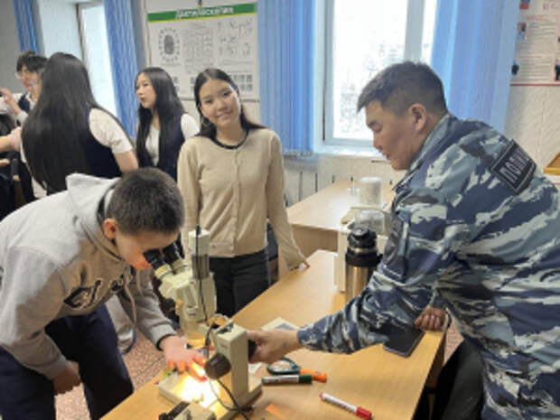 В Якутии эксперты-криминалисты полиции провели для старшеклассников увлекательное профориентационное занятие