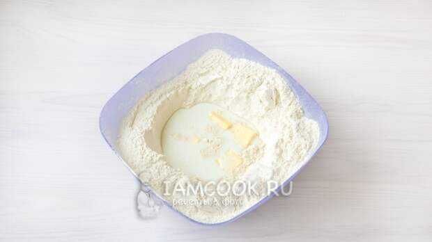 Добавили молоко и масло в муку