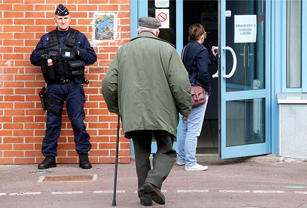 Полицейский на входе в избирательный участок