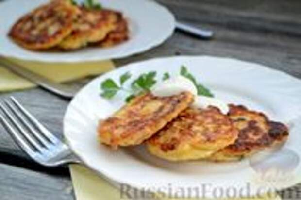 Фото к рецепту: Сырные оладьи с копчёной курицей
