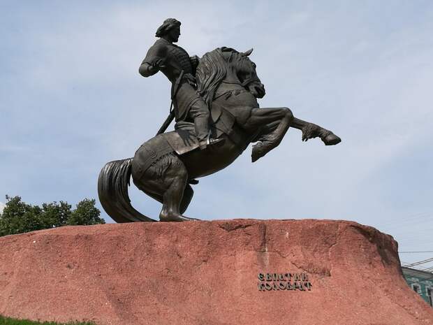 Памятник Евпатию в Рязани.