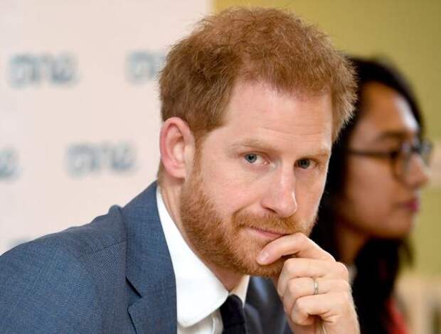 В сети появилось видео, на котором принц Гарри унижается ради жены