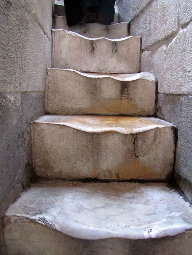 4. Лестницы от многовековой ходьбы беспощадность времени, интересно, неумолимость времени, фото