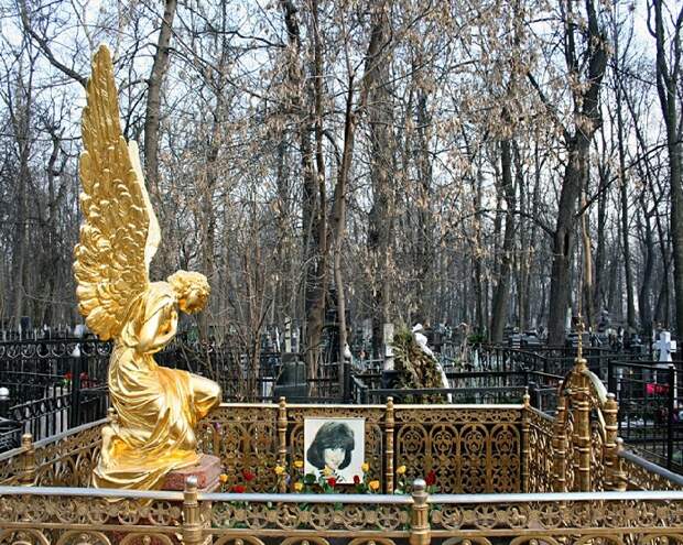 Позолоченная статуя скорбящего ангела на могиле Маши Шиловой. (1979-1996 г.г.)