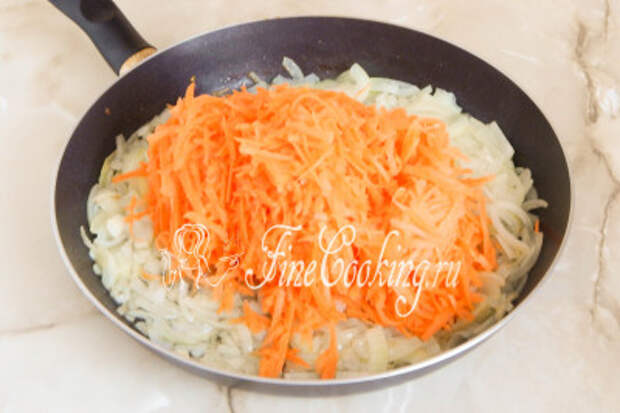 Когда лук размягчится, добавляем к нему морковь, которую измельчаем на крупной терке