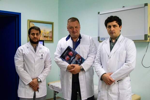 Атлас был выпущен коллективом ГБУЗ «Научно-исследовательский институт — Краевая Клиническая больница №1 им. проф. С.В. Очаповского» под руководством главного врача, академика РАН, Владимира Порханова. Медицинское учреждение занимает первое место в стране по количеству выполненных роботизированных операций. Кубанские хирурги поделились своими знаниями с коллегами и выпустили иллюстрированный атлас.