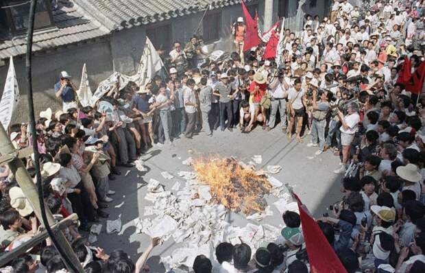 Одна из самых знаменитых фотографий протеста на Тяньаньмэнь-1989. А ведь с обеих сторон противостояния стоят фактически ровесники: студенты и солдаты.-21