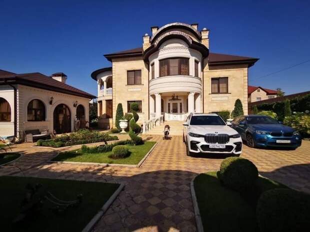 На торги выставили поместье с золотым унитазом экс-начальника ГИБДД Ставрополья. Цена за дом площадью 232 кв.м и участок около 1,5 тысяч кв. м стартуе...