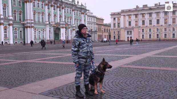 Сотрудники МВД зачитали на Дворцовой в Петербурге стихи в поддержку спецоперации на Украине