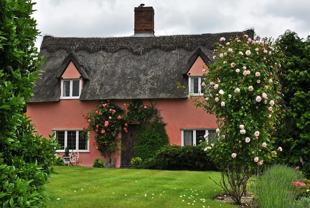 Коттедж роуз хилл англия суррей. Красивый домик с садом. Дом рози. Самые красивые деревни шотландии. Дом джейсона стетхема в малибу.