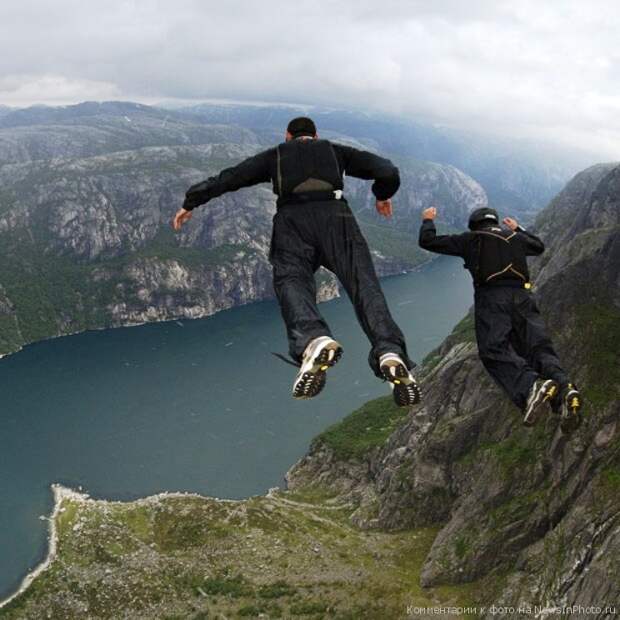 Захватывающие прыжки британской команды по бэйсджампингу ProBASE | NewsInPhoto.ru Новости и репортажи в фотографиях (5)