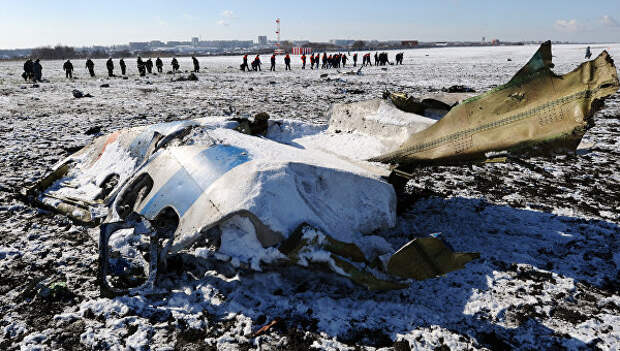 На месте крушения пассажирского самолета Boeing-737-800, который разбился при посадке в аэропорту Ростова-на-Дону. Архивное фото