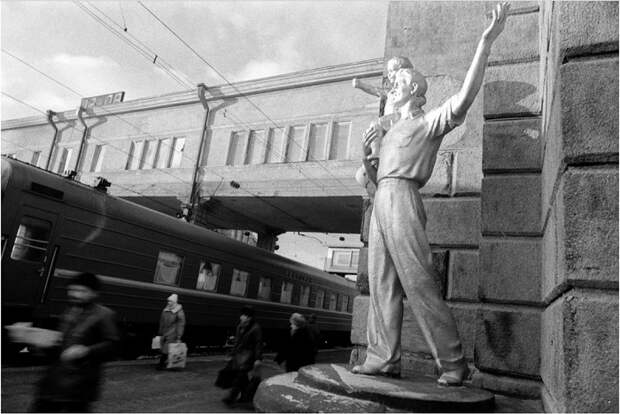 Статуи «встречающих-провожающих» на перроне возле первого пути.
