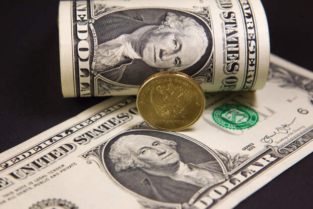 ЦБ РФ повысил курсы доллара и евро на праздники