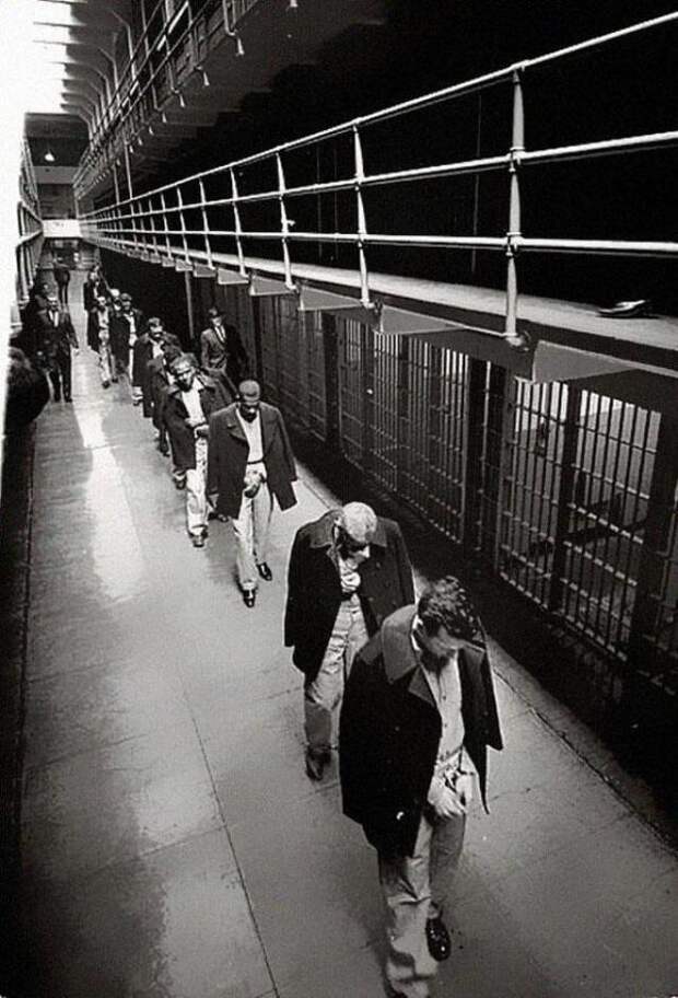 Last prisoners of Alcatraz leaving, 1963