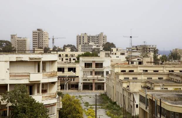 Город-призрак на Кипре: пустые фешенебельные отели и колючая проволока