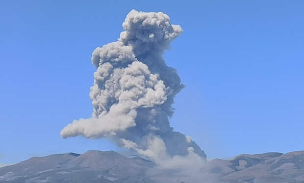 Курильский вулкан Эбеко выбросил столб пепла